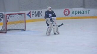 Вратарь станцевал, как фигурист - смотреть видео (0:45)