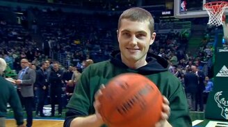 Бросок в корзину на 5000 долларов - смотреть видео (0:32)