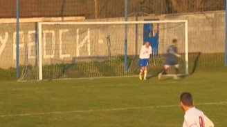 Не попал в пустые ворота - смотреть видео (0:35)