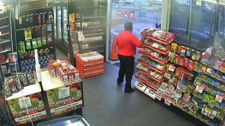 Закидал грабителей конфетами - смотреть видео (0:28)