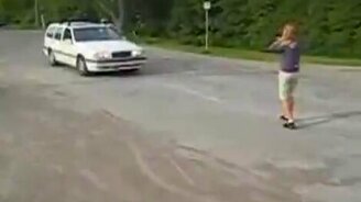 Парни разыгрывают водителей - смотреть видео (0:53)