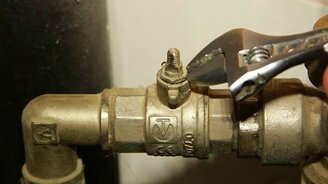 Как перекрыть заклинивший шаровый кран - смотреть видео (7:01)