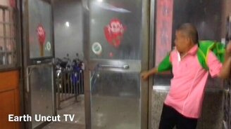 Необыкновенно шквальный ветер - смотреть видео (1:22)