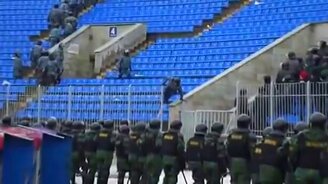 Болельщики против ОМОНа - смотреть видео (0:45)