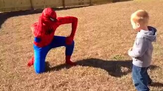 К ребёнку пришёл в гости любимый киногерой - смотреть видео (0:50)