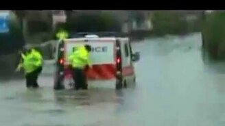Полиция против наводнения - смотреть видео (1:06)