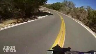 Мотоциклист уехал в кусты - смотреть видео (0:51)