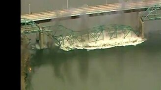 Неудачно подорвали мост - смотреть видео (1:45)