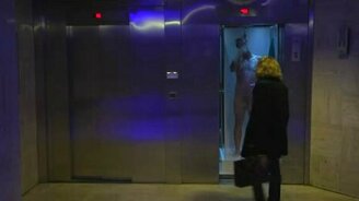 Самый смелый розыгрыш в лифте - смотреть видео (0:57)