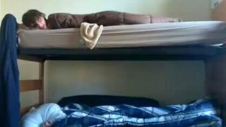 Несносный сосед по кровати - смотреть видео (2:43)