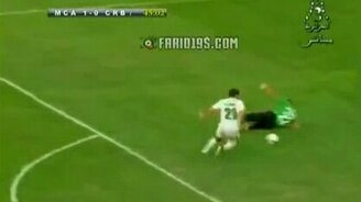 Двойной провал на футбольном матче - смотреть видео (0:54)