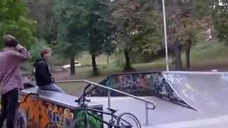 Трюк на BMX не удался - смотреть видео (0:09)