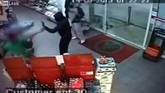 Ботинок опаснее пистолета - смотреть видео (0:40)