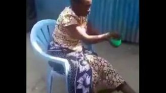 Эффектно села на стул - смотреть видео (0:45)