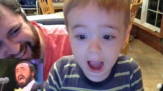 Мальчик без ума от оперного тенора - смотреть видео (0:48)