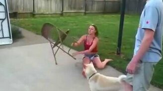 Бросок девушке не удался - смотреть видео (0:19)