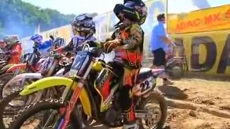 Слишком возбуждённый мотоциклист - смотреть видео (2:03)