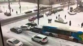 Комичное массовое ДТП на гололёде - смотреть видео (1:48)