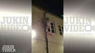 Провал парня на водостоке - смотреть видео (0:45)