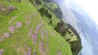 Экстремальный полёт меж гор - смотреть видео (0:35)