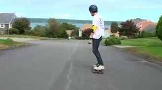 Лонгбордист неудачно вписался в поворот - смотреть видео (1:20)