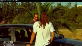 Неудачный прыжок через машину - смотреть видео (0:26)