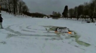 Лэнд Крузер ушёл под лёд - смотреть видео (2:39)