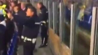 Полицейский-болельщик - смотреть видео (0:10)