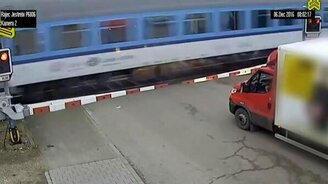 Шлагбаум здорово потрепал нервы водителю - смотреть видео (1:41)