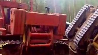 Трактор укатился с горки - смотреть видео (2:00)