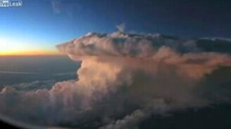 Грозовое облако: вид с самолёта - смотреть видео (3:08)