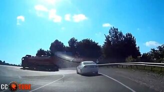 Взрыв колеса: автосборник курьёзов - смотреть видео (5:18)