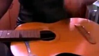 Как играть рок на акустической гитаре - смотреть видео (1:24)