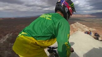 Самый масштабный бэкфлип на велосипеде - смотреть видео (2:09)