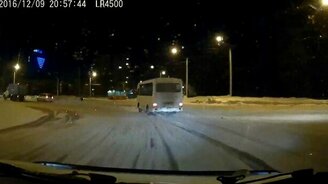 Эффектно занесло автобус на повороте - смотреть видео (0:15)