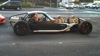 Неожиданное авто на дороге города - смотреть видео (0:17)