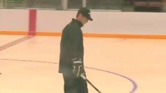 Меткий хоккеист - смотреть видео (0:39)