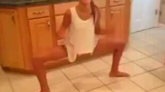 Девочка-лягушка - смотреть видео (0:06)