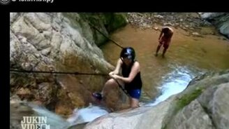 Женская неудача на водопаде - смотреть видео (0:50)