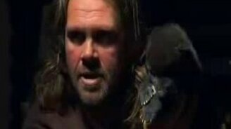 Мужчина учит волчонка выть - смотреть видео (0:48)