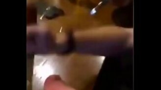 Беспроигрышная игра с ножом возле руки - смотреть видео (0:35)