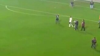 Футболист дирижирует болельщикам - смотреть видео (0:50)