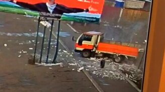 Эффектно турнул стойку баннера - смотреть видео (0:09)