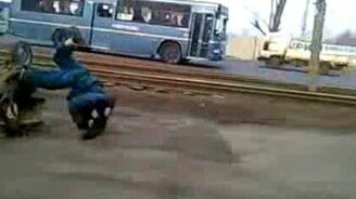 Суровый прыгун на мопеде - смотреть видео (0:09)