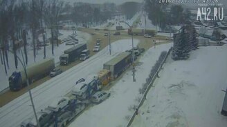 Автовоз устроил аварию - смотреть видео (0:27)