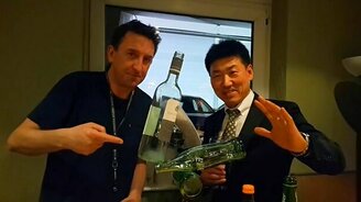 Трюк с равновесием стеклянных бутылок - смотреть видео (1:32)