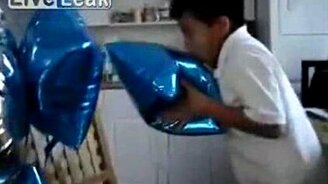 Мальчик вдохнул газ из шарика - смотреть видео (0:39)