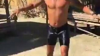 Не выдержал испытания цивилизацией - смотреть видео (0:16)