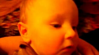 Реакция сына на колыбельную - смотреть видео (0:46)