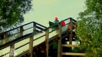 С горки на лодке в воду - смотреть видео (0:37)